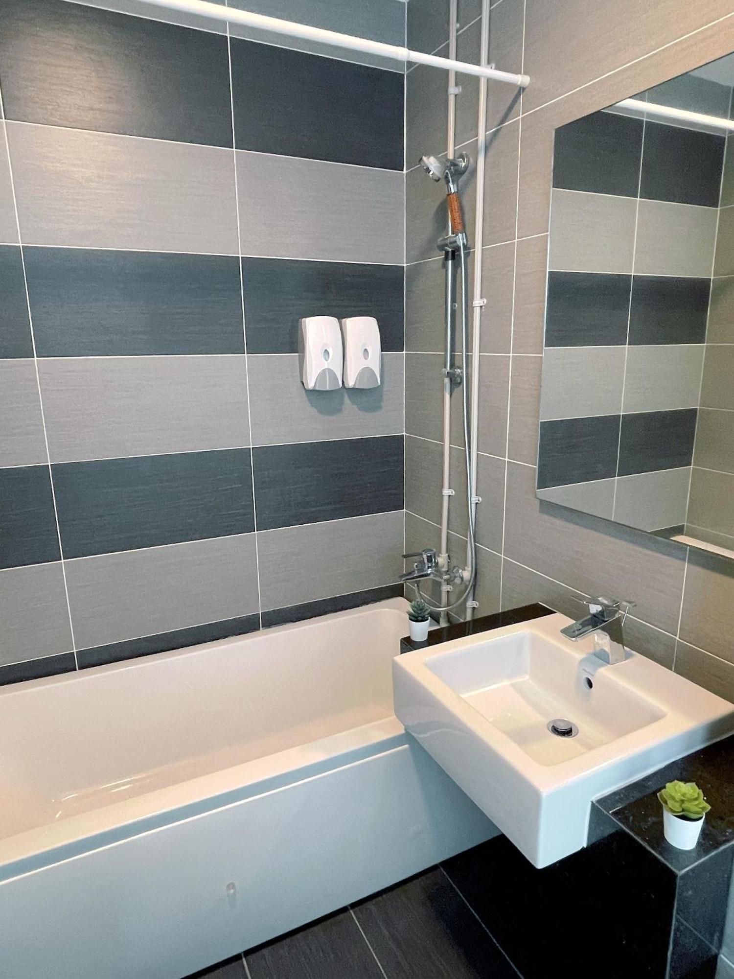 Apartment Ksl City Mall 7-10pax -2bedroom-netflix-smart Tv65inch